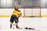 Jeune joueur à l'entraînement sur la glace — Académie de hockey des pros