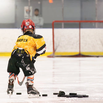 Jeune joueur à l'entraînement sur la glace — Académie de hockey des pros