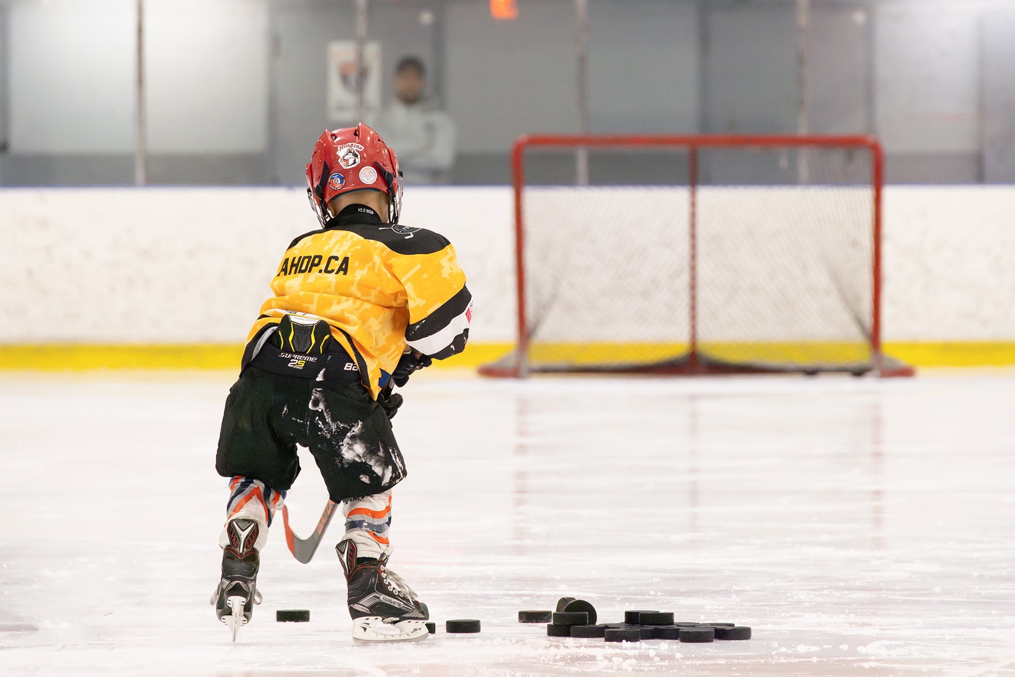 Jeune joueur débutant à l'entraînement sur la glace — Académie de hockey des pros
